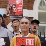 　２２日、ロンドンの在英ミャンマー大使館前でアウンサンスーチー氏の解放を訴える次男キム・エアリスさん（手前）（共同）