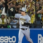 　１１回、２ランを放ち喜ぶ阪神・高寺＝神宮