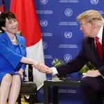 　会談で握手を交わす高市首相（左）とトランプ米大統領＝２２日、米ニューヨークの国連本部（共同）