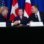 　グリーンランドに関する協定の署名式に臨んだトランプ米大統領（左）とデンマークのフレデリクセン首相（中央）、グリーンランド自治政府のニールセン首相＝２２日、ニューヨーク（ＡＰ＝共同）