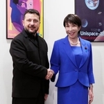 　会談前に握手を交わす高市首相（右）とウクライナのゼレンスキー大統領＝２２日、米ニューヨークの国連本部（共同）