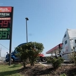 　燃料価格を示すガソリンスタンドの看板＝１７日、米東部ニュージャージー州ニューアーク（ゲッティ＝共同）