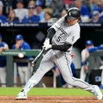 　ロイヤルズ戦の７回、３３号２ランを放つホワイトソックス・村上＝カンザスシティー（共同）