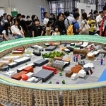 　明石工業高専が出展した大阪・関西万博の大屋根リングの模型＝２３日午前、神戸市中央区