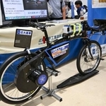 　近畿大工業高専が出展した乾電池で動かす電動自転車＝２３日午前、神戸市中央区