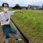 　クマに襲われた空き地を指す千葉清美さん＝８月、秋田県仙北市