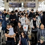 　シルバーウイークが最終日となり、旅行や帰省先から戻る人たちで混み合うＪＲ東京駅＝２３日午後
