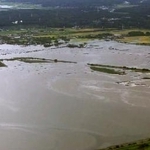 　台風２５号の記録的大雨で水位が過去最高に達し、堤防が決壊した千葉県の印旛沼＝２２日（国交省関東地方整備局提供）