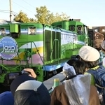 　ＪＲ富良野駅で大勢の人に囲まれ出発を待つ「富良野・美瑛ノロッコ号」の最終列車＝２３日午後