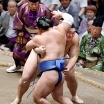 　大の里（奥）が寄り切りで藤ノ川を下す＝両国国技館