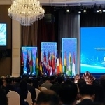 　プノンペンで開かれたオンライン詐欺対策の国際会議。右は演説するカンボジアのフン・マネット首相＝２３日（共同）