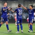 　町田-栃木Ｃ　前半、先制ゴールを決め喜ぶ町田・デューク（左）＝Ｇスタ