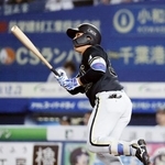 　８回オリックス２死、池田が左越えに決勝の本塁打を放つ＝ＺＯＺＯマリン