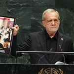 　２３日、国連総会一般討論で、写真を手に演説するイランのペゼシュキアン大統領＝米ニューヨーク（ＡＰ＝共同）