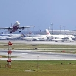 　那覇空港＝７月