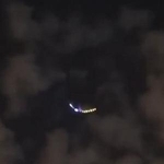　イラン首都テヘランの上空を飛行するＵＦＯとされる映像（ファルス通信のＸから、共同）