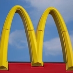 　マクドナルドの店舗に掲げられたロゴ＝２０２５年９月、米ミシガン州（ＡＰ＝共同）