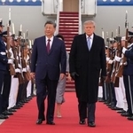 　ワシントン郊外のアンドルーズ空軍基地に到着した中国の習近平国家主席（手前左）。同右は出迎えたトランプ米大統領＝２３日（ＡＰ＝共同）