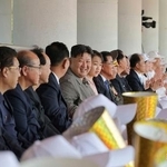 　北朝鮮のミサイル開発などを担う組織によるサッカーの試合を観戦する金正恩朝鮮労働党総書記（左から７人目）と娘（同８人目）＝２２日（朝鮮中央通信＝共同）