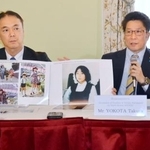 　２３日、米ワシントンで記者会見する拉致被害者家族会代表の横田拓也さん（右）と飯塚耕一郎さん（共同）
