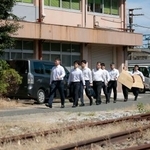 　ＪＲ貨物の九州保全技術センターに家宅捜索に入る福岡県警の捜査員＝２４日午前、北九州市門司区
