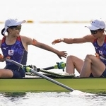 　女子軽量級ダブルスカルで銅メダルを獲得し、タッチを交わす米沢知華（右）、冨田千愛組＝長良川国際レガッタコース
