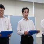 　懲戒処分について説明する兵庫県教育委員会の職員＝２４日午後、神戸市