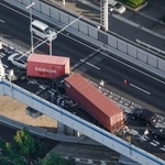 　第二神明道路の多重事故現場＝２４日午後４時２８分、神戸市須磨区（共同通信社ヘリから）