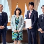 　三菱ＵＦＪＦＧの役員らに免許を交付した片山金融相（左から２人目）＝２４日午前、東京都千代田区