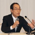 　記者会見する東国原英夫氏＝２４日午後、宮崎市