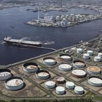 　５月、アゼルバイジャン産の原油を積んだタンカーが到着した製油所＝横浜市