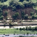 　千葉県のＪＲ内房線姉ケ崎-長浦間で起きた土砂崩れ＝２４日午前１０時２０分（共同通信社ヘリから）