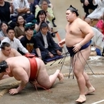 　熱海富士（左）を下手出し投げで下した大の里＝両国国技館
