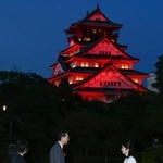　「結核・呼吸器感染症予防週間」に合わせて赤くライトアップされた大阪城を見学される紀子さま＝２４日午後、大阪市中央区