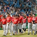 　野球の日本戦でコールド負けするも、声援に応えながら引き揚げるパレスチナ代表の選手たち＝２２日、岡崎中央総合公園