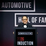　米国自動車殿堂の式典でスピーチするトヨタ自動車の豊田章男会長＝２３日、米ミシガン州デトロイト（撮影・三橋仁明／Ｎ-ＲＡＫ　ＰＨＯＴＯ　ＡＧＥＮＣＹ）