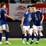 　日本-ウルグアイ　試合終了間際、チーム２点目のゴールを決め祝福される塩貝（中央）＝キューアンドエースタジアムみやぎ