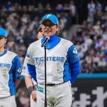 　本拠地最終戦を終え、あいさつする日本ハム・新庄監督＝エスコンフィールド