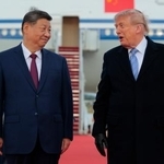 　ワシントン郊外のアンドルーズ空軍基地に到着した中国の習近平国家主席（左）を出迎えるトランプ米大統領＝２３日（ゲッティ＝共同）