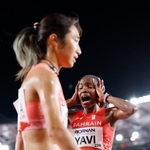 　女子１万メートルで優勝し喜ぶバーレーンのヤビ。手前は田中希実＝パロマ瑞穂スタジアム