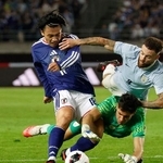 　日本-ウルグアイ　試合終了間際、チーム３点目のゴールを決める上田（左）＝キューアンドエースタジアムみやぎ