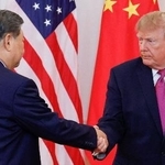 　ワシントンのホワイトハウスで開かれた式典で握手を交わすトランプ米大統領（右）と中国の習近平国家主席＝２４日（ロイター＝共同）