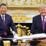 　ワシントンのホワイトハウスで会談するトランプ米大統領（右）と中国の習近平国家主席＝２４日（ＡＰ＝共同）