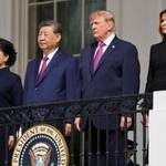 　ホワイトハウスのバルコニーに立つトランプ米大統領（中央右）と中国の習近平国家主席（同左）＝２４日、ワシントン（ロイター＝共同）