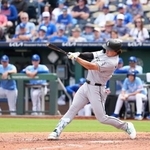 　ロイヤルズ戦の４回、中前打を放つホワイトソックス・村上＝カンザスシティー（共同）