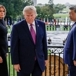 　ホワイトハウスのバルコニーを後にするトランプ米大統領（中央）と中国の習近平国家主席（右）＝２４日、ワシントン（ロイター＝共同）