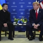 　２２日、国連総会が開かれているニューヨークで会談するウクライナのゼレンスキー大統領（左）とトランプ米大統領（ＡＰ＝共同）