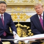 　ワシントンのホワイトハウスで会談するトランプ米大統領（右）と中国の習近平国家主席＝２４日（ＡＰ＝共同）