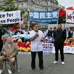 　米中首脳会談に合わせ実施された中国への抗議活動に参加する民主活動家の王丹氏（手前右端）ら＝２４日、ワシントン（共同）