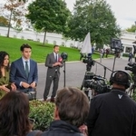 　米ホワイトハウスへの入構が認められた後、敷地内で中継する米ＭＳＮＯＷテレビの記者ら＝２４日、ワシントン（ゲッティ＝共同）